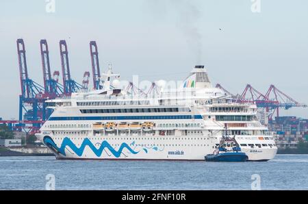 Hambourg, Allemagne. 17 mai 2021. Le bateau de croisière 'AIDAaura' se retourne le matin après son entrée dans le port, puis arrime au chantier naval Blohm Voss. Le programme comprend des inspections planifiées, des travaux d'entretien et de garantie sur le navire en plus du renouvellement de la peinture sous-marine. Credit: Daniel Bockwoldt/dpa/Alay Live News Banque D'Images