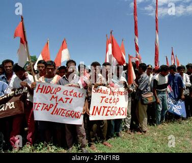 Des membres du peuple Besih Merah Putih, une des milices pro-indonésiennes et des unités paramilitaires, avec drapeaux et bannières lors d'une réunion à Atabae, dans le district de Bobonaro. [traduction automatique] Banque D'Images