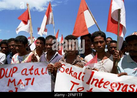 Des membres du peuple Besih Merah Putih, une des milices pro-indonésiennes et des unités paramilitaires, avec drapeaux et bannières lors d'une réunion à Atabae, dans le district de Bobonaro. [traduction automatique] Banque D'Images