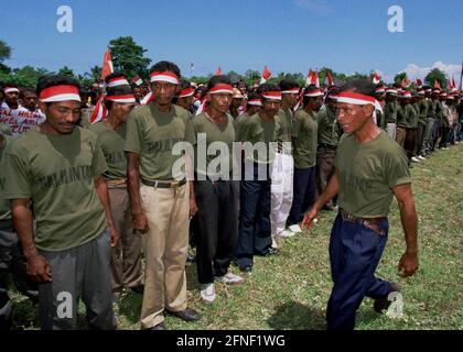 Des combattants Halilintar portant des bandeaux rouges et blancs lors d'un rassemblement de milices et d'unités paramilitaires pro-indonésiennes à Atabae, dans le district de Bobonaro. [traduction automatique] Banque D'Images