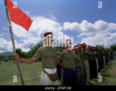 Des combattants Halilintar portant des bandeaux rouges et blancs lors d'une réunion de milices et d'unités paramilitaires pro-indonésiennes à Atabae, dans le district de Bobonaro. [traduction automatique] Banque D'Images