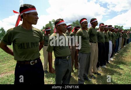 Des combattants Halilintar portant des bandeaux rouges et blancs lors d'un rassemblement de milices et d'unités paramilitaires pro-indonésiennes à Atabae, dans le district de Bobonaro. [traduction automatique] Banque D'Images