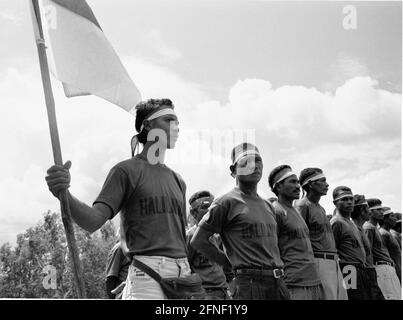 Des combattants Halilintar portant des bandeaux rouges et blancs lors d'un rassemblement de milices et d'unités paramilitaires pro-indonésiennes à Atabae, dans le district de Bobonaro. [traduction automatique] Banque D'Images