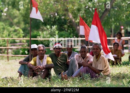 Un groupe de membres de Besih Merah Putih avec drapeaux lors d'un rassemblement de milices pro-indonésiennes et d'unités paramilitaires à Atabae, dans le district de Bobonaro. [traduction automatique] Banque D'Images