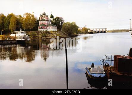 Uglitsch sur la haute Volga est célèbre pour son vieux Kremlin avec plusieurs églises orthodoxes russes et sa grande centrale hydroélectrique. [traduction automatique] Banque D'Images