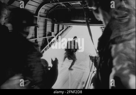 Les parachutistes de la Bundeswehr sautent sur la rampe de la queue d'un C-160 Transall, zone d'entraînement Sennelager près de Paderborn. [traduction automatique] Banque D'Images