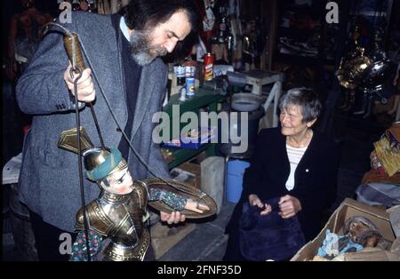 Elisabeth Mann Borgese avec Mimmo Cuticchio, marionnettiste et acteur dans son atelier de théâtre de marionnettes, Palerme. [traduction automatique] Banque D'Images
