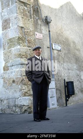 Un vieil homme se trouve au coin de la rue à Palerme. [traduction automatique] Banque D'Images