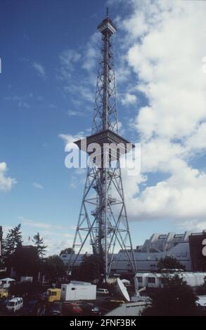 Le BERLINER FUNKTURM célèbre son anniversaire : le 3 septembre 2001, l'un des bâtiments les plus célèbres de la capitale aura 75 ans. Le "Lange Lulatsch", comme le nomme le Schnauze de Berlin, a été inauguré après une période de construction de plus de deux ans, juste à temps pour la troisième exposition internationale de radio (IFA) en 1926. La tour de 150 mètres de haut était considérée comme un chef-d'œuvre technique à l'époque. [traduction automatique] Banque D'Images