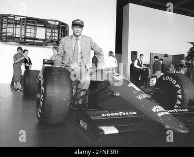 Niki Lauda, trois fois champion du monde de Formule 1, lors d'une exposition Ferrari à Berlin. Après la fin de sa carrière active, l'autrichien agit en tant que consultant et représentant des relations publiques pour l'écurie italienne riche en tradition. [traduction automatique] Banque D'Images