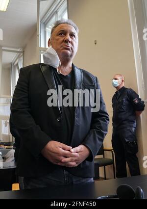 Hambourg, Allemagne. 17 mai 2021. Le défendeur 'milliard Mike' se trouve dans la salle d'audience au début du procès. Une femme de police de 45 ans aurait récupéré des données des systèmes d'information de la police dans dix cas entre février 2018 et avril 2019 et les aurait transmises au défendeur « billion Mike ». En retour, elle aurait reçu au moins 500 euros de la part de l'enfant de 65 ans. Crédit : Marcus Brandt/dpa Pool/dpa/Alay Live News Banque D'Images