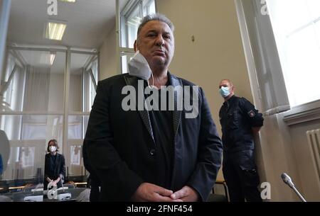 Hambourg, Allemagne. 17 mai 2021. Le défendeur 'milliard Mike' se trouve dans la salle d'audience au début du procès. Une femme de police de 45 ans aurait récupéré des données des systèmes d'information de la police dans dix cas entre février 2018 et avril 2019 et les aurait transmises à la défenderesse 'Milliarden-Mike'. En retour, elle aurait reçu au moins 500 euros de la part de l'enfant de 65 ans. Crédit : Marcus Brandt/dpa Pool/dpa/Alay Live News Banque D'Images