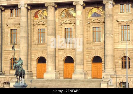 La façade de la Chancellerie d'État bavaroise à Munich. L'ancien Musée de l'Armée est maintenant le siège du Président du Ministre et du Gouvernement de l'Etat de Bavière.n [traduction automatique] Banque D'Images