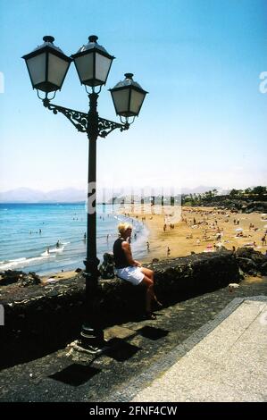 Lanterne sur la promenade de la plage à Playa del Carmen, en arrière-plan la plage Playa de los Pocillos. [traduction automatique] Banque D'Images