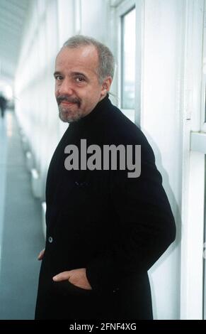 'L'auteur brésilien PAULO COELHO (photo) reçoit cette année ''Bambi'' pour la culture. L'auteur le plus vendu (« l'Alchimiste »), âgé de 54 ans, avait modifié son credo d'une réalité magique derrière le monde quotidien dans chacun de ses livres. Coelho recevra le prix le 15 novembre 2001. [traduction automatique]' Banque D'Images