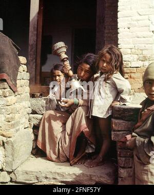 'Newari femme avec le ''Hoka', dans lequel non seulement le tabac est fumé, mais aussi haschisch les jours de fête. [traduction automatique]' Banque D'Images