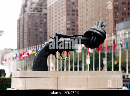 Le canon noué d'un pistolet comme symbole de paix et de non-violence devant le siège de l'ONU à New York. [traduction automatique] Banque D'Images