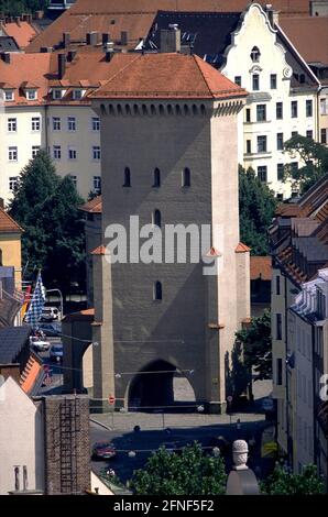 La porte d'Isar faisait partie des fortifications médiévales de la ville sous Ludwig la Bavière et fut construite en 1337 avec une tour principale, deux tours avant et une cour de défense. Elle a été lourdement endommagée pendant la Seconde Guerre mondiale et léguée comme une ruine à la Fondation Karl Valentin en 1958. À l'intérieur de la porte d'Isar se trouve le Musée de la Saint-Valentin. [traduction automatique] Banque D'Images