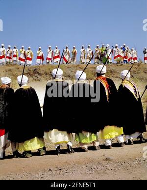 Danse des prêtres coptes à l'occasion de Timkat (Epiphany), le plus grand festival religieux du pays. [traduction automatique] Banque D'Images