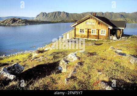 Une maison en bois isolée au bord de la baie de Gjesvaer sur l'île de Mageroya. [traduction automatique] Banque D'Images
