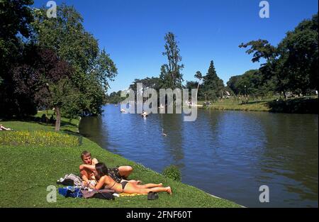 Le Bois de Boulogne avec le parc 'la Bagatelle' a été récemment aménagé au XIXe siècle sur le modèle de Hyde Park à Londres. [traduction automatique] Banque D'Images