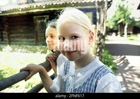 Enfants en costume paysan norvégien au musée en plein air de Maihaugen. Fondé par le dentiste Anders Sandvig (1862-1950), le musée est l'un des plus grands musées en plein air de Scandinavie. Le musée illustre la culture paysanne norvégienne traditionnelle. [traduction automatique] Banque D'Images