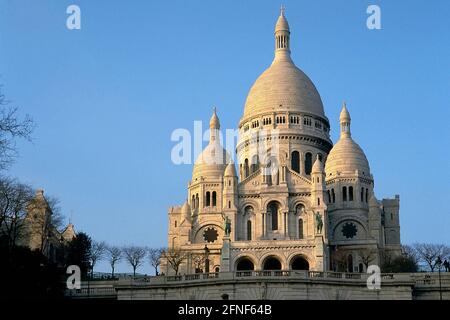 La construction de la basilique néo-romane-byzantine du Sacré-coeur a commencé en 1875, mais n'a pas été achevée avant 1914 et inaugurée en 1919. Il est situé dans le quartier de Montmartre à Paris. [traduction automatique] Banque D'Images