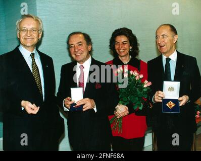 Hans Clarin, accompagné de sa femme, la comtesse Christa von Hardenberg, et Henri François-Poncet, Président du Conseil de surveillance de Moet-Hennessy en Allemagne, reçoivent la Croix fédérale du mérite, première classe, du Dr. Edmund Stoiber. [traduction automatique] Banque D'Images