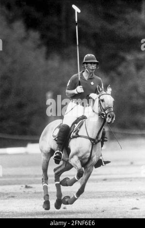 Le Prince Charles et son équipe remportent le trophée Rodney Moore au Polo Club de Guards. [traduction automatique] Banque D'Images