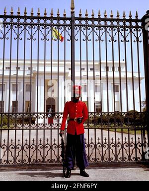 Gardes de l'élite Garde Rouge devant la porte d'entrée du palais présidentiel. [traduction automatique] Banque D'Images