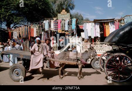 Stands et chariots au bazar à Edfu, en haute-Égypte. [traduction automatique] Banque D'Images