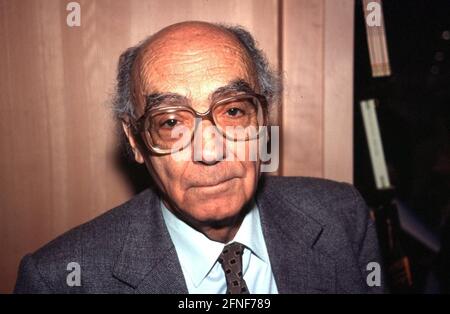 L'écrivain portugais JOSÉ SARAMAGO (photo) célèbre son 80e anniversaire le 16 novembre 2002. Il a reçu le Prix Nobel de littérature en 1998. Ses œuvres les plus connues incluent 'la ville des aveugles', 'la Grotte', 'l'Evangile selon le Christ' et 'le radeau de pierre'. [traduction automatique] Banque D'Images