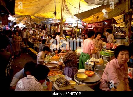 Le marché couvert de l'East Gate à Séoul avec de nombreux marchés et stands de nourriture. [traduction automatique] Banque D'Images