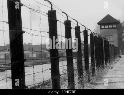 Tour de guet et clôture barbelée au site commémoratif de l'ancien camp de concentration de Dachau. [traduction automatique] Banque D'Images