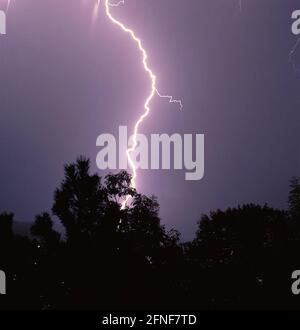 Feux d'artifice d'un genre spécial. La force de la nature déchaînée, la foudre frappe. [traduction automatique] Banque D'Images