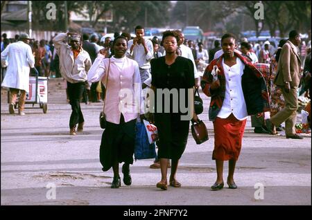 Les femmes kenyanes magasinent à Nairobi.n [traduction automatique] Banque D'Images