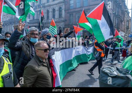 George Square, Glasgow, Écosse, Royaume-Uni, 16 mai 2021 : des milliers de personnes se rassemblent pour la manifestation de la campagne de solidarité de la Palestine écossaise à George Square, avant de marcher dans les studios BBC Scotland, sur Pacific Quay. Protester contre la couverture médiatique par la BBC des événements qui se déroulent à Gaza et contre Israël et leurs violences contre le peuple palestinien. (Crédit : Barry Nixon/Alay Live News Banque D'Images