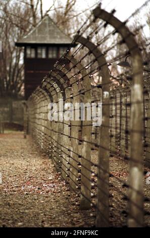 Musée de l'Holocauste dans l'ancien camp de concentration d'Auschwitz. Image: Tour de guet et clôture électrifiée. [traduction automatique] Banque D'Images