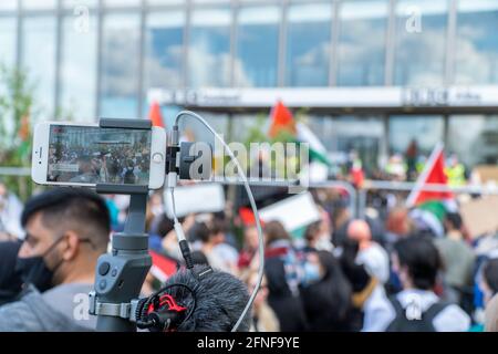 George Square, Glasgow, Écosse, Royaume-Uni, 16 mai 2021 : des milliers de personnes se rassemblent pour la manifestation de la campagne de solidarité de la Palestine écossaise à George Square, avant de marcher dans les studios BBC Scotland, sur Pacific Quay. Protester contre la couverture médiatique par la BBC des événements qui se déroulent à Gaza et contre Israël et leurs violences contre le peuple palestinien. (Crédit : Barry Nixon/Alay Live News Banque D'Images