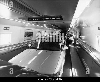 Vue dans un wagon de l'un des trains qui transporte des véhicules et des passagers à travers l'Eurotunnel entre Calais et Folkstone dans le sud de l'Angleterre. [traduction automatique] Banque D'Images