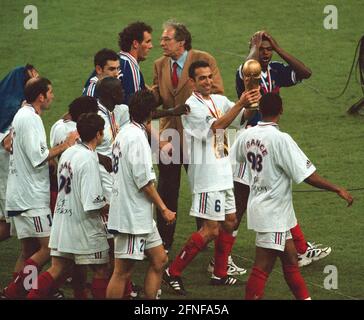 DATE DE L'ENREGISTREMENT: 12.07.1998 YOURI DJORKAEFF PRÉSENTE LA COUPE APRÈS LA FINALE DE LA COUPE DU MONDE CONTRE LE BRÉSIL LE 12.07.98 AU STADE DE FRANCE, PARIS. [traduction automatique] Banque D'Images