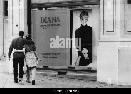 Date prise: 06.09.1997 vitrine décorée dans le centre de Londres. [traduction automatique] Banque D'Images