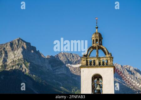 Sommet de l'église et crête de montagne à Champéry, Suisse, avec ciel bleu Banque D'Images