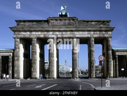 Date de la photo: 01.10.1993 porte de Brandebourg avec vue du côté ouest de la rue Unter den Linden à Berlin. La rue passe toujours par la porte. [traduction automatique] Banque D'Images