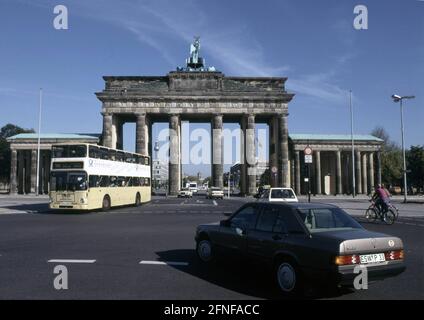 Porte de Brandebourg avec vue du côté ouest de la rue Unter den Linden à Berlin. La rue passe toujours par la porte. [traduction automatique] Banque D'Images