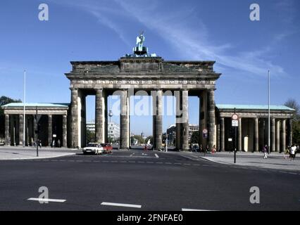 Date de la photo: 01.10.1993 porte de Brandebourg avec vue du côté ouest de la rue Unter den Linden à Berlin. La rue passe toujours par la porte. [traduction automatique] Banque D'Images