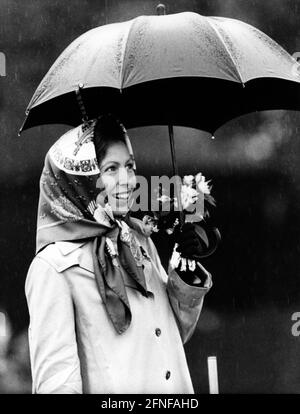 La princesse Anne tient un bouquet de fleurs dans sa main et un parapluie sur sa tête pour se protéger de la pluie lors de sa visite à Bielefeld. [traduction automatique] Banque D'Images