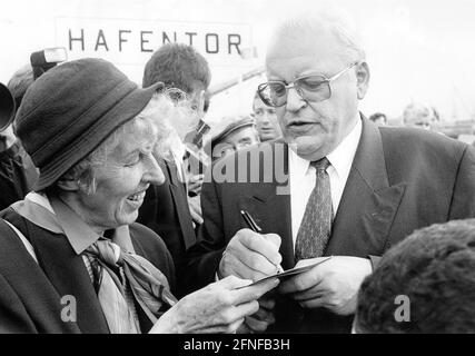 Le président fédéral Roman Herzog donne un autographe à un citoyen âgé à la porte du port de Hambourg. [traduction automatique] Banque D'Images