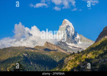 Mont Cervin près de Zermatt, en Suisse, avec des nuages autour du fond Banque D'Images