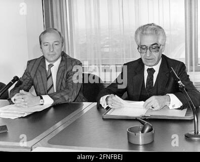 Sous la présidence de Gerhard Jahn (à droite) et de son adjoint Rolf Olderog (à gauche), le comité d'enquête sur l'espionnage à Bonn commence ses travaux. [traduction automatique] Banque D'Images